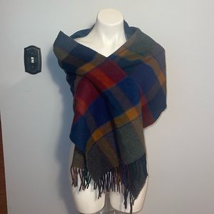 Cashmink by V. Fraas ladies plaid scarf.